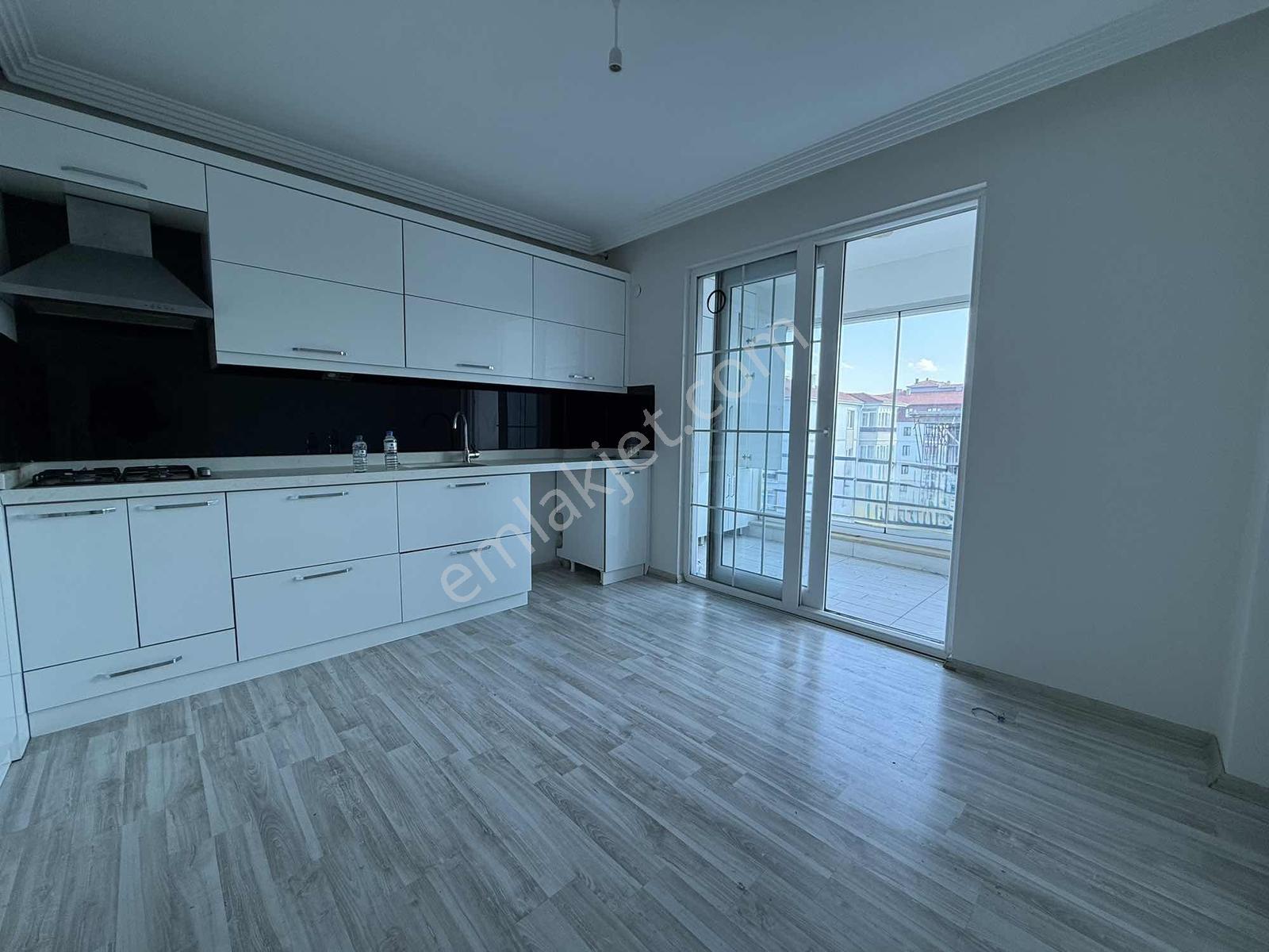 Turgay Şahinden Ata Caddesinde Kilerli Kapalı Garajlı 3+1 — fotoğraf 6