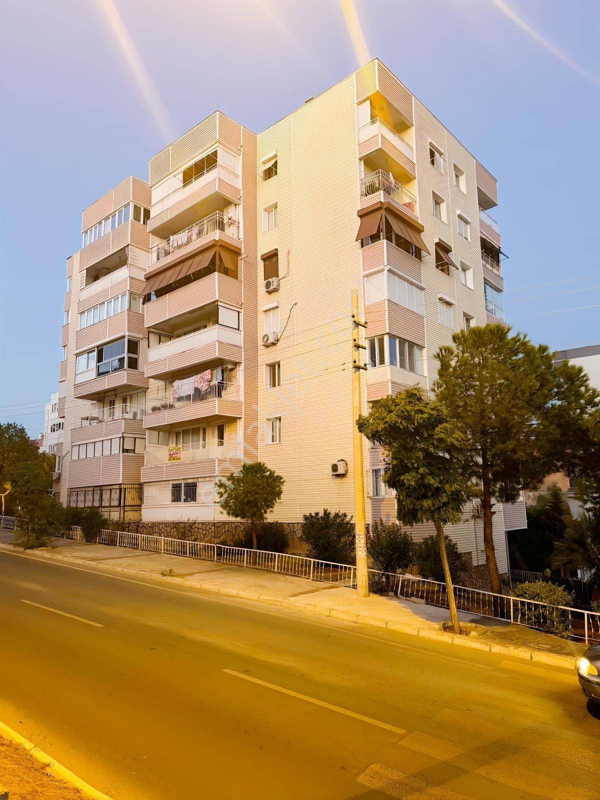Çiğli İzkent 'de Deniz Manzaralı Cadde Üzeri Satılık 3+1 Daire — fotoğraf 3