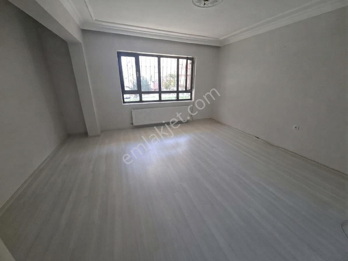 Yayla Mahallesinde Merkezi Konumda 2+1 90 M² Temiz Ve Bakımlı