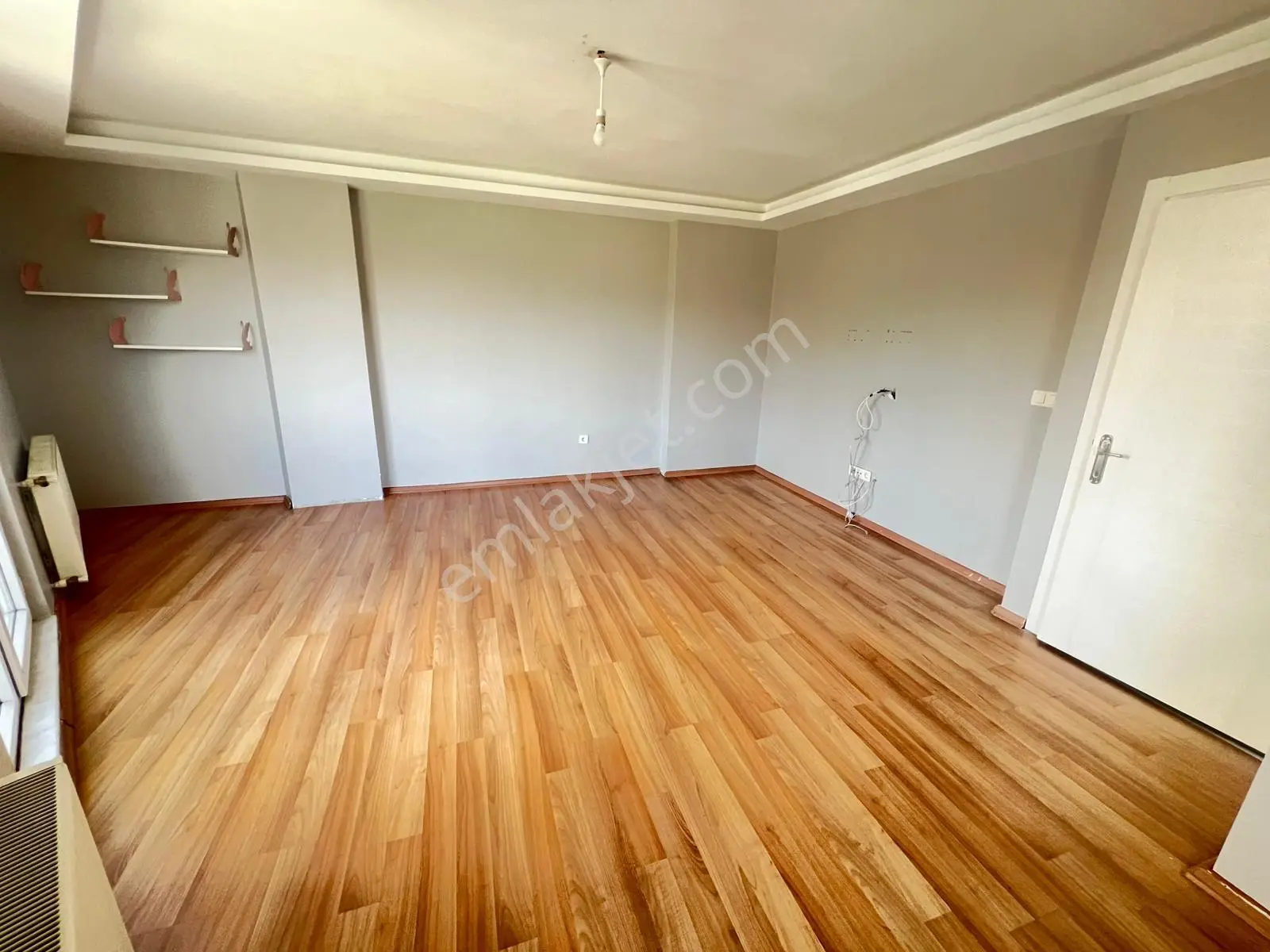 Hemen Oturuma Hazır Cadde Üzeri Ara Katta 2+1 Satılık Daire — fotoğraf 3