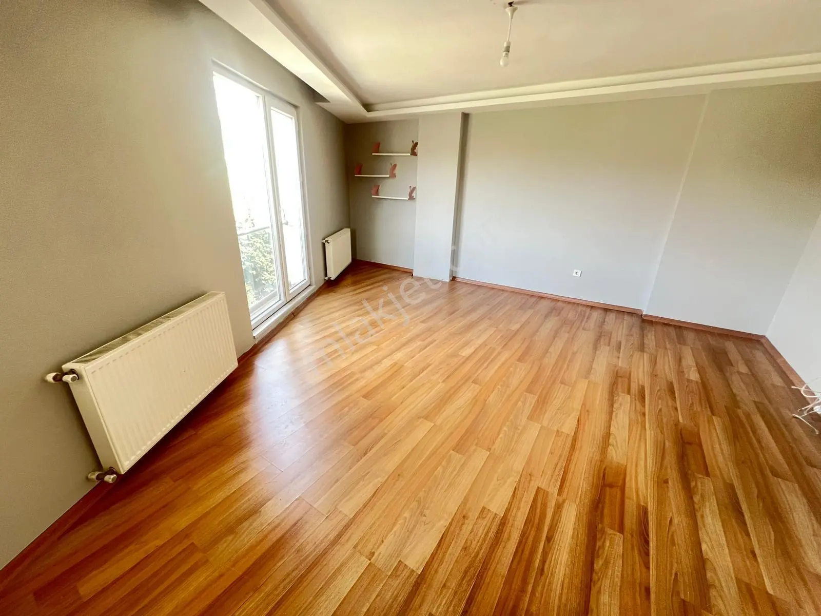 Hemen Oturuma Hazır Cadde Üzeri Ara Katta 2+1 Satılık Daire — fotoğraf 5