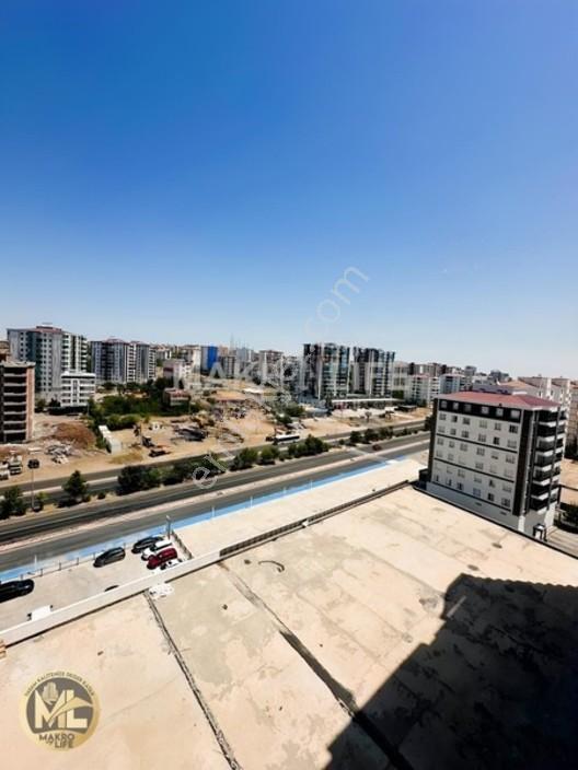 Urfa Yolu Üzerinde Zana Düğün Salonu Civarında Cadde Üzerinde Sa — fotoğraf 14