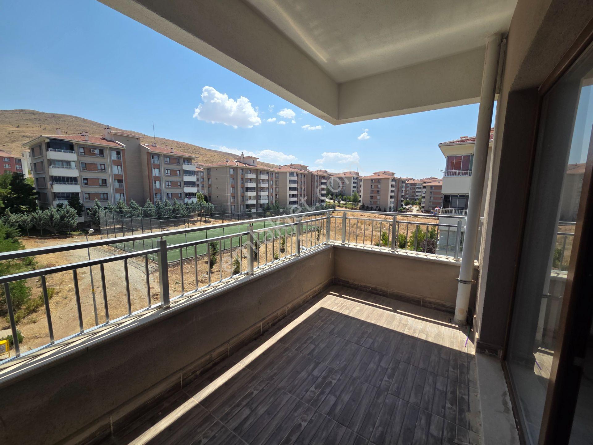 Doğukan Real Estate | Seksenler Sokağı Çaprazı | Ara Kat Geniş Balkonlu Satılık Daire — fotoğraf 2