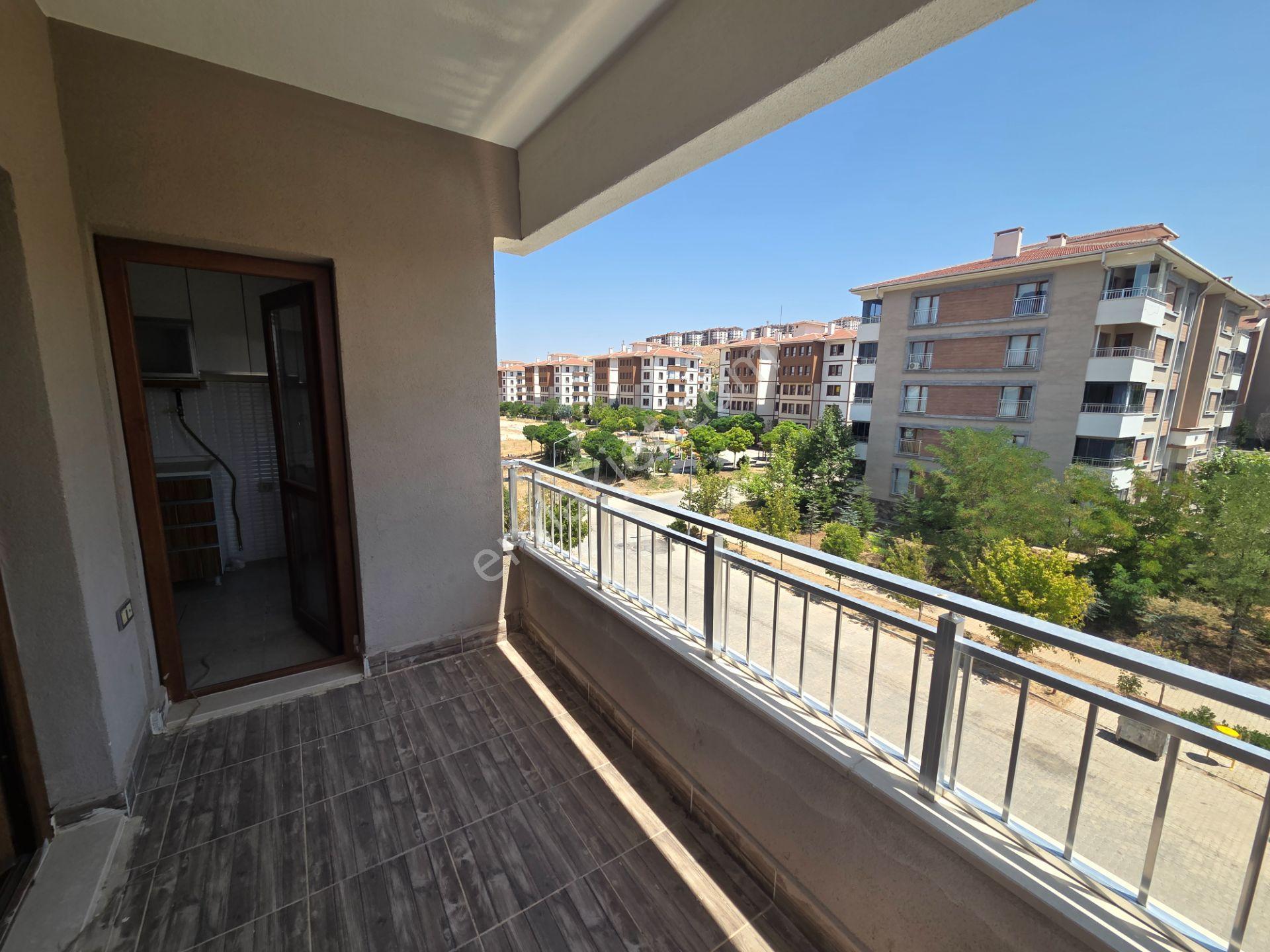 Doğukan Real Estate | Seksenler Sokağı Çaprazı | Ara Kat Geniş Balkonlu Satılık Daire — fotoğraf 3