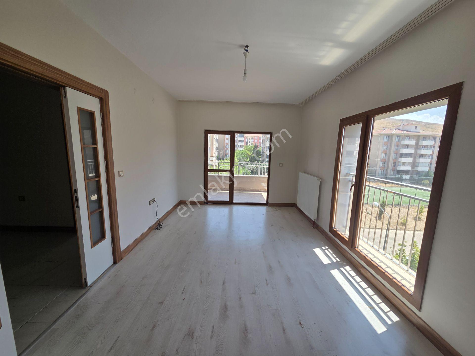 Doğukan Real Estate | Seksenler Sokağı Çaprazı | Ara Kat Geniş Balkonlu Satılık Daire — fotoğraf 4