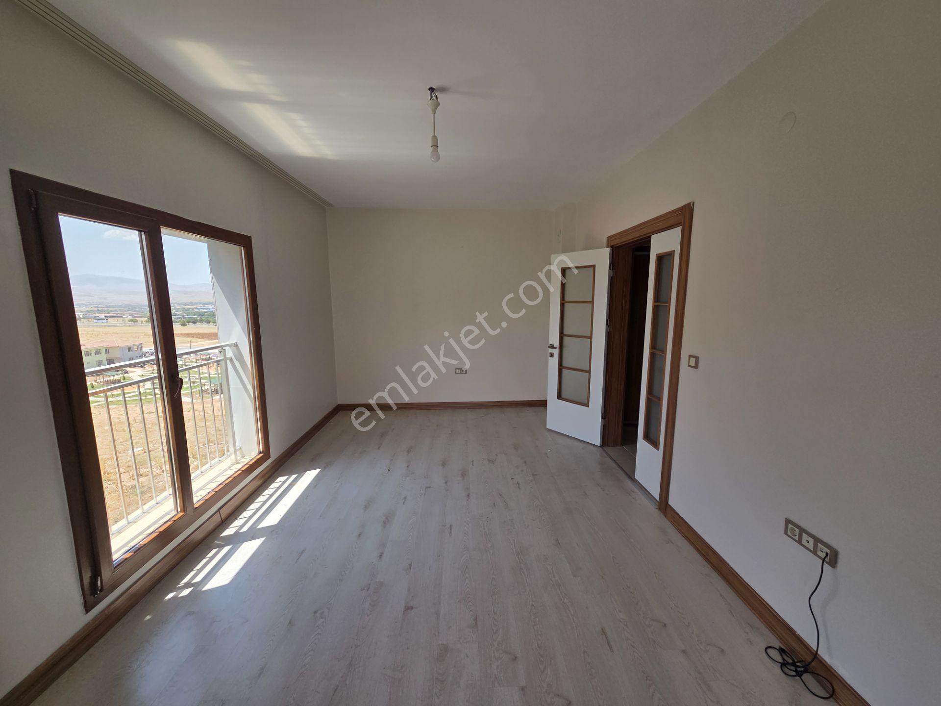 Doğukan Real Estate | Seksenler Sokağı Çaprazı | Ara Kat Geniş Balkonlu Satılık Daire — fotoğraf 6