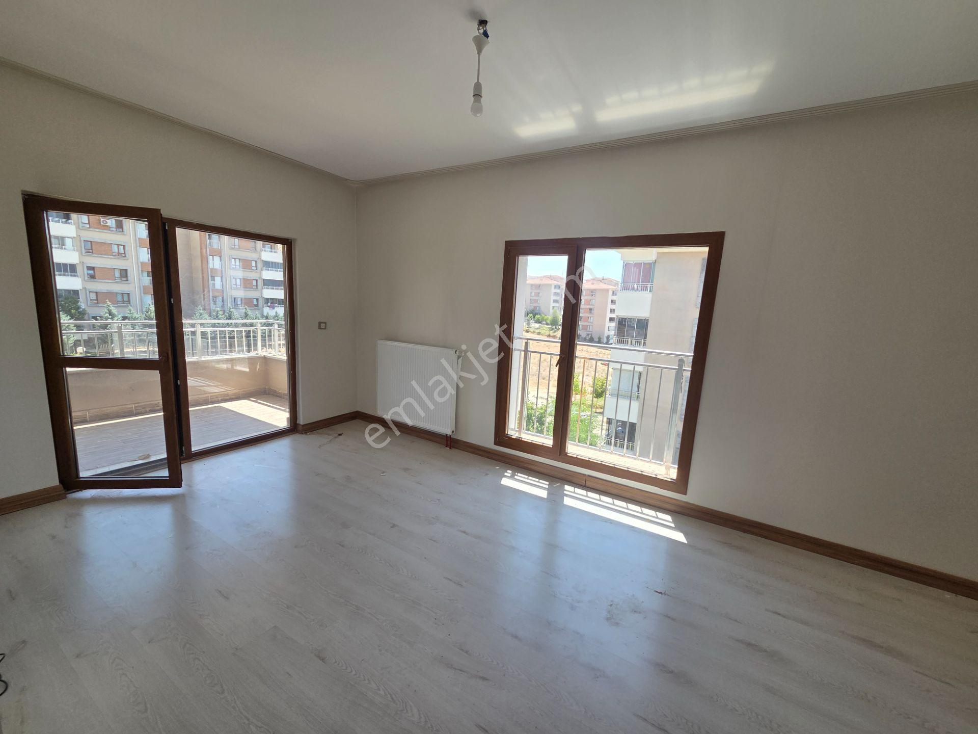 Doğukan Real Estate | Seksenler Sokağı Çaprazı | Ara Kat Geniş Balkonlu Satılık Daire — fotoğraf 9