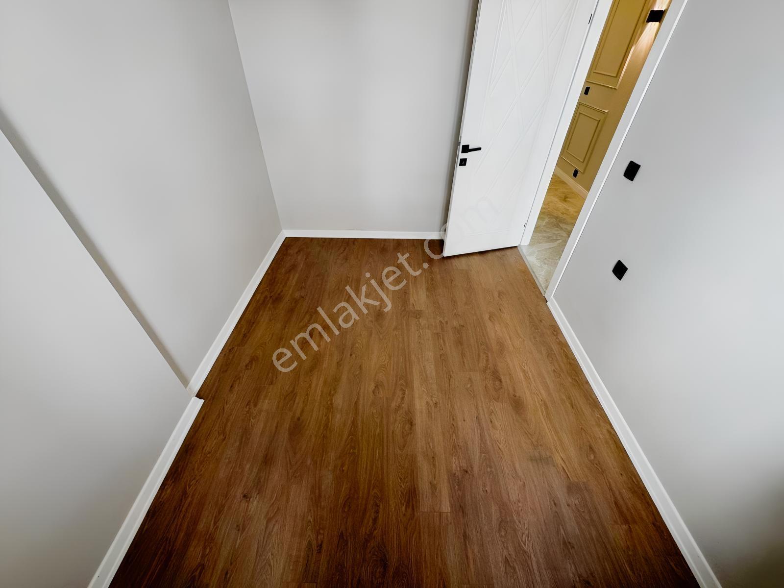 Malazgirt Mah.3+1 Asansörlü Ara Katta Sıfır Ön Cephe Daire — fotoğraf 16
