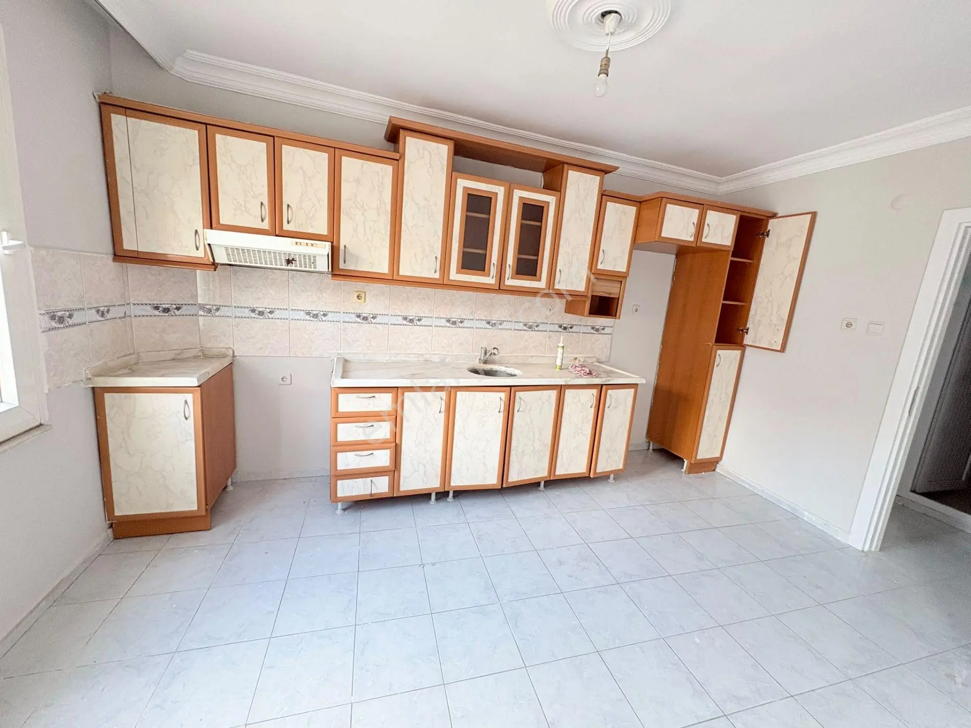 Prestij'den Yeni Mah'de Geniş Oturumlu Temiz 3+1 Daire — fotoğraf 2