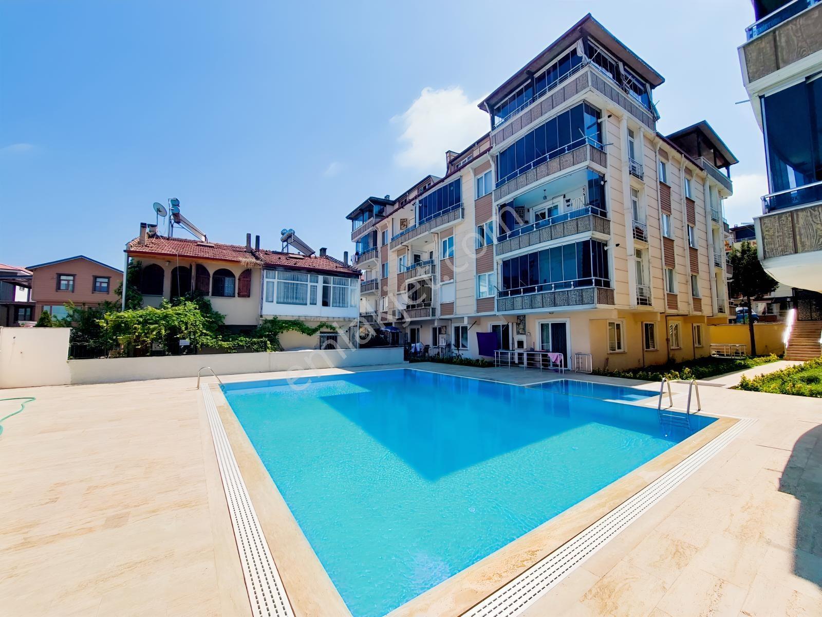 Karasu Sahil Merkezde Site İçinde Havuz Manzaralı 2+1
