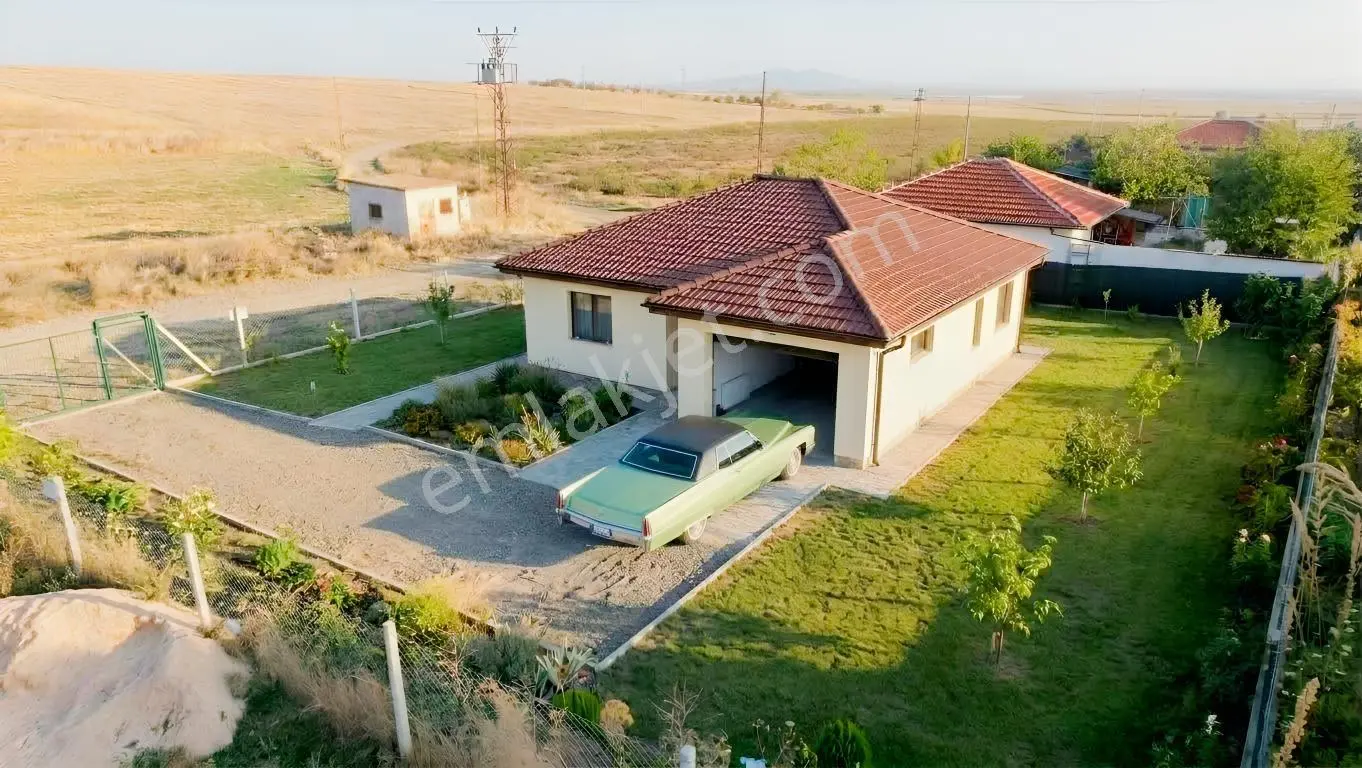 Müstakil Ev Yapımına Hazır: Yolu Açık, Çevrili 500 M² Arsa