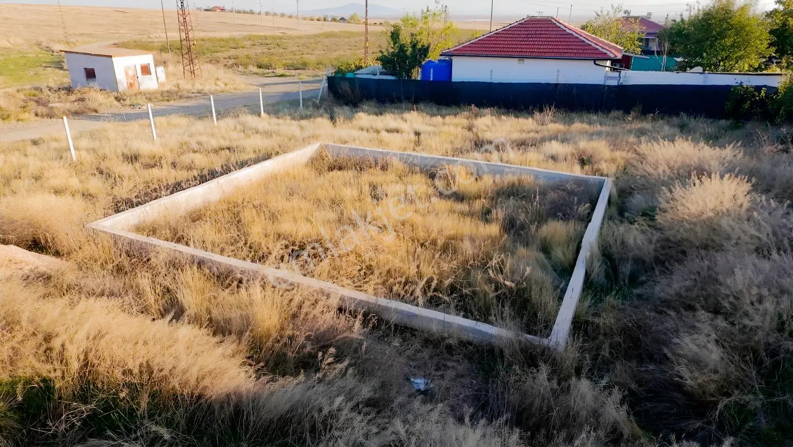 Müstakil Ev Yapımına Hazır: Yolu Açık, Çevrili 500 M² Arsa — fotoğraf 3