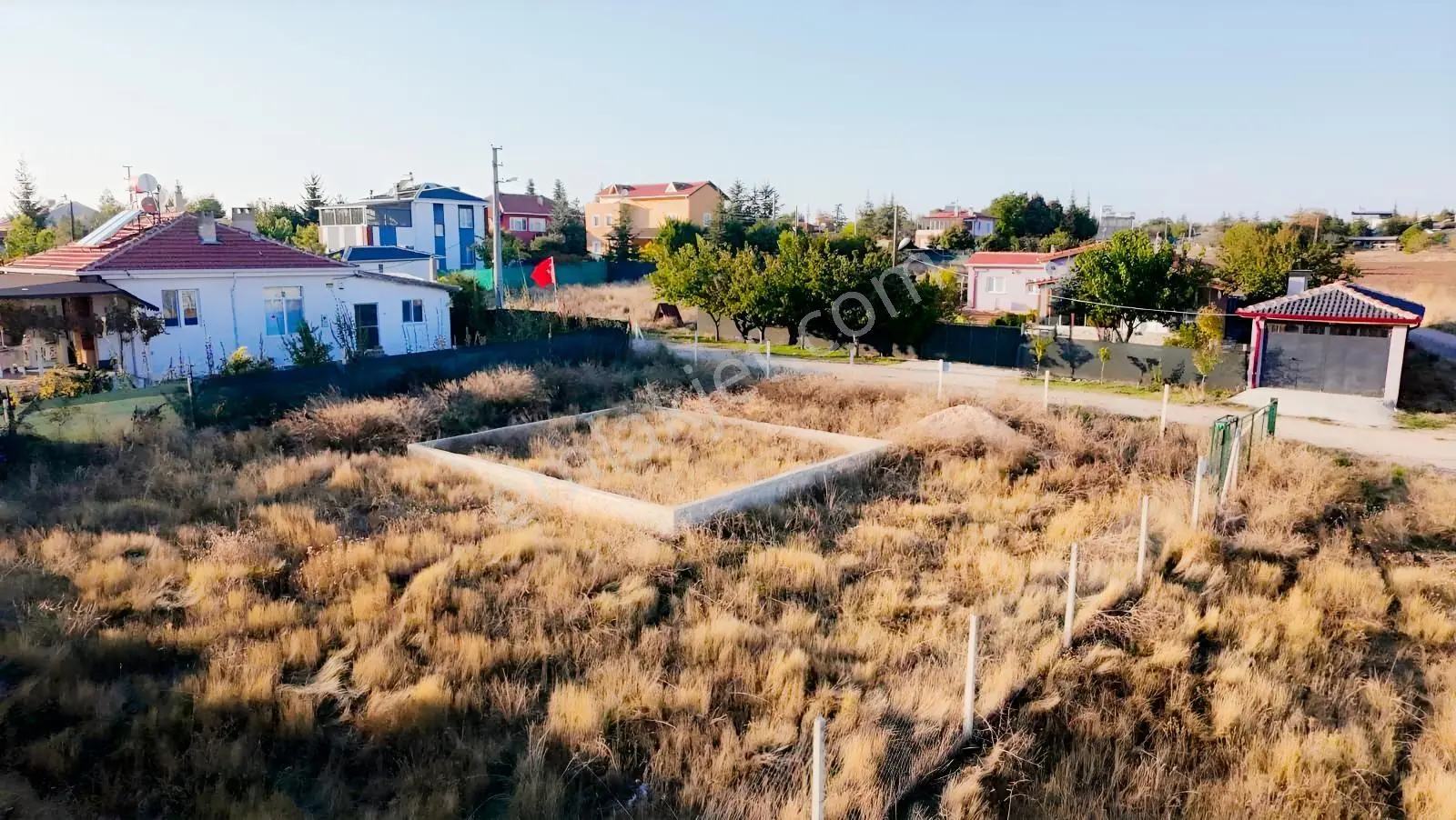 Müstakil Ev Yapımına Hazır: Yolu Açık, Çevrili 500 M² Arsa — fotoğraf 4