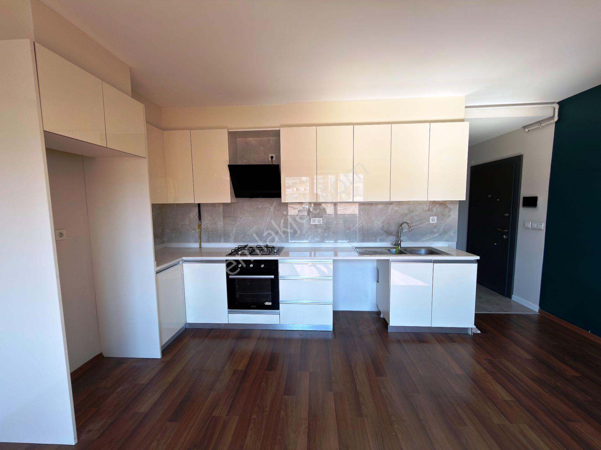 Bostancıda 3 Yıllık İskanlı Kısmi Manzara 7.kat Boş Satılık 2+1 — fotoğraf 9