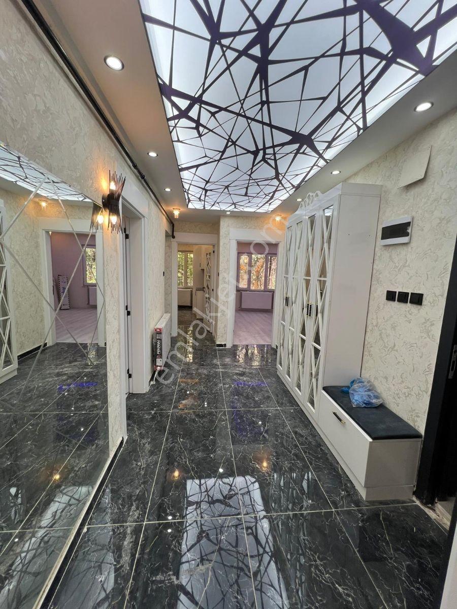 İstiklal'de Cadde Üzeri Ful Bakımlı 3 Katlı Müstakil Bina — fotoğraf 3