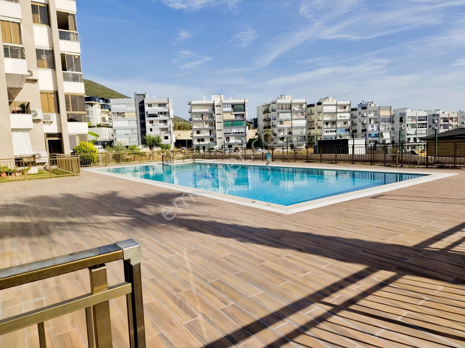 Yabancıdan Kuşadası Merkezi Ve Havuzlu Kapalı Otopark.3+1 Satılı — fotoğraf 2
