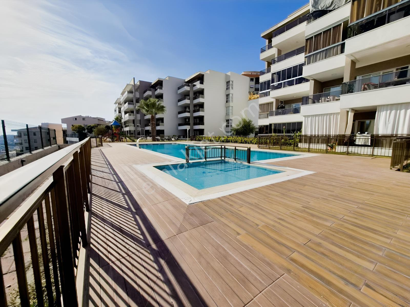 Yabancıdan Kuşadası Merkezi Ve Havuzlu Kapalı Otopark.3+1 Satılı — fotoğraf 11