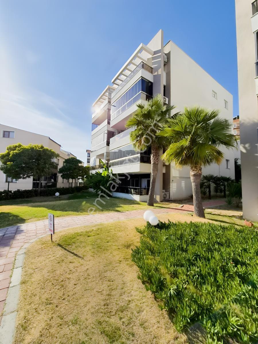 Yabancıdan Kuşadası Merkezi Ve Havuzlu Kapalı Otopark.3+1 Satılı — fotoğraf 14
