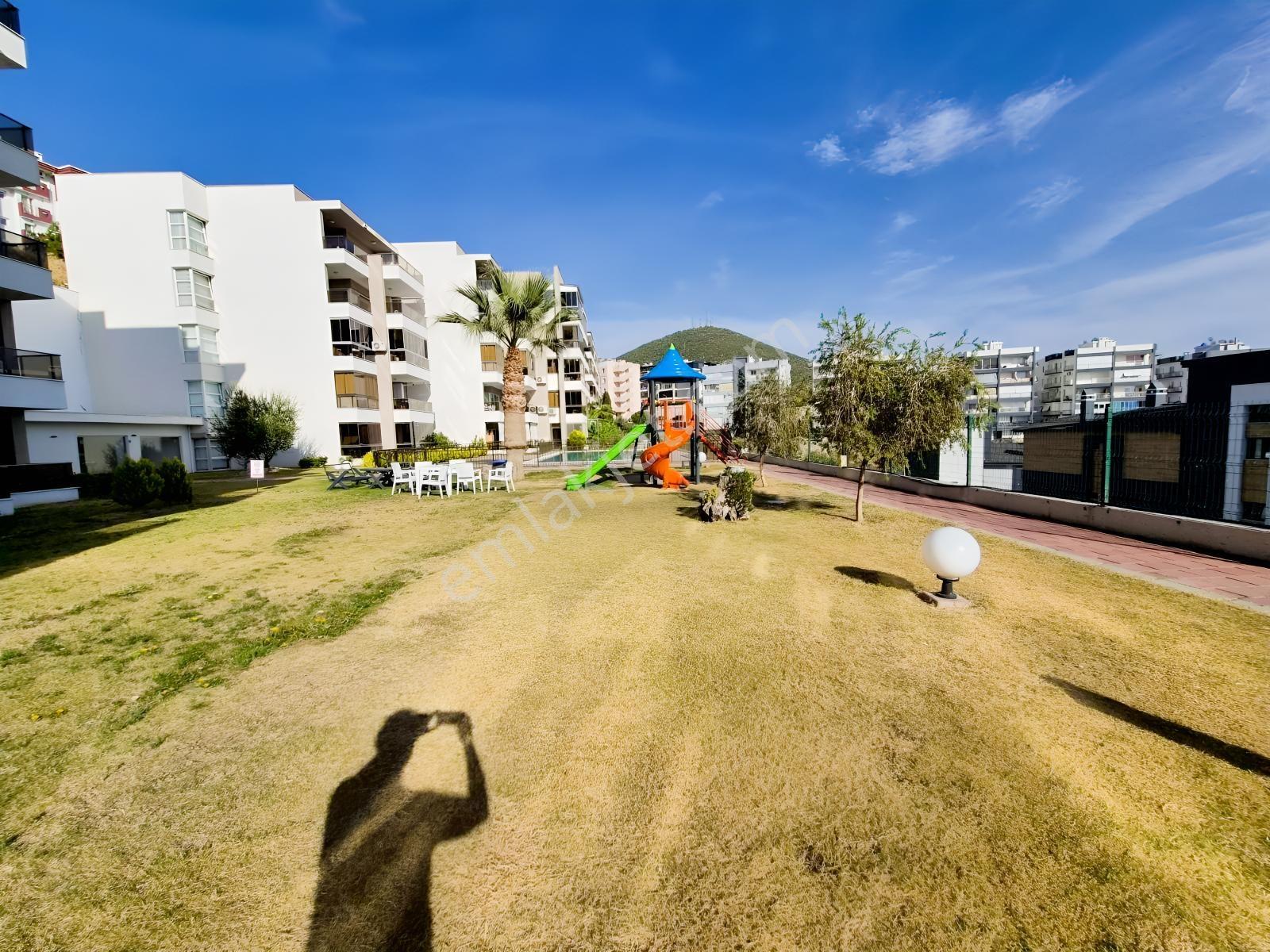 Yabancıdan Kuşadası Merkezi Ve Havuzlu Kapalı Otopark.3+1 Satılı — fotoğraf 15