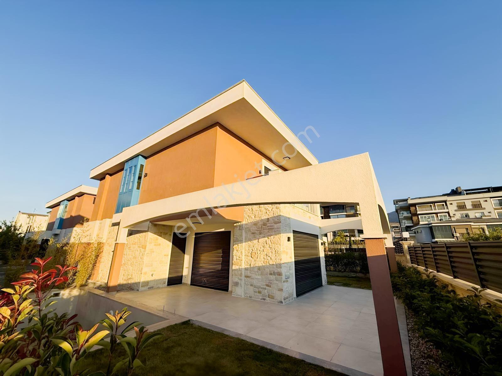 Kuşadası Davutlar Deniz Manzaralı 4+1 Villa