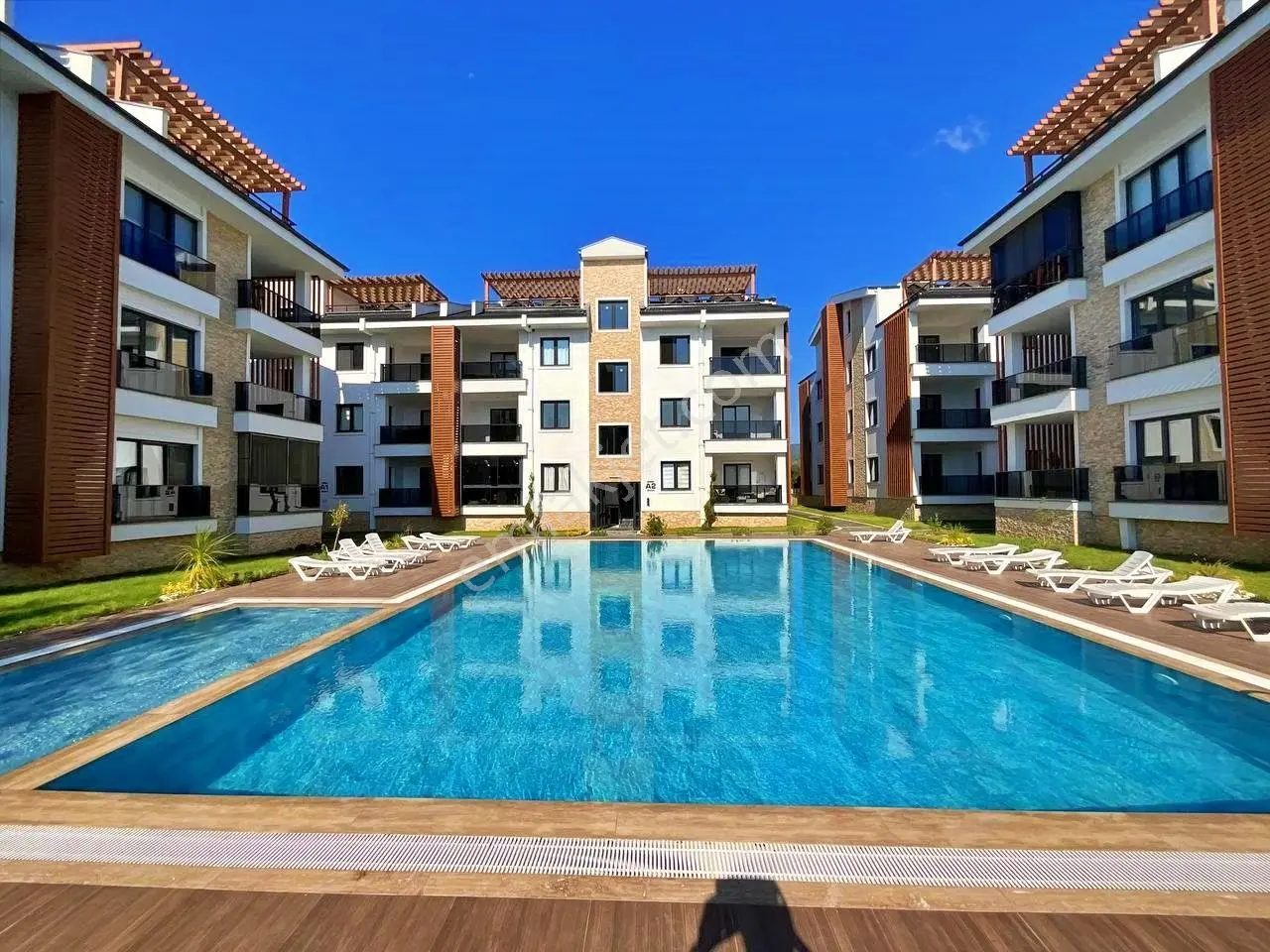 Uytundan Akçay-güre Arasında Havuzlu Ultralüks Sitede 1+1 Daire — fotoğraf 2