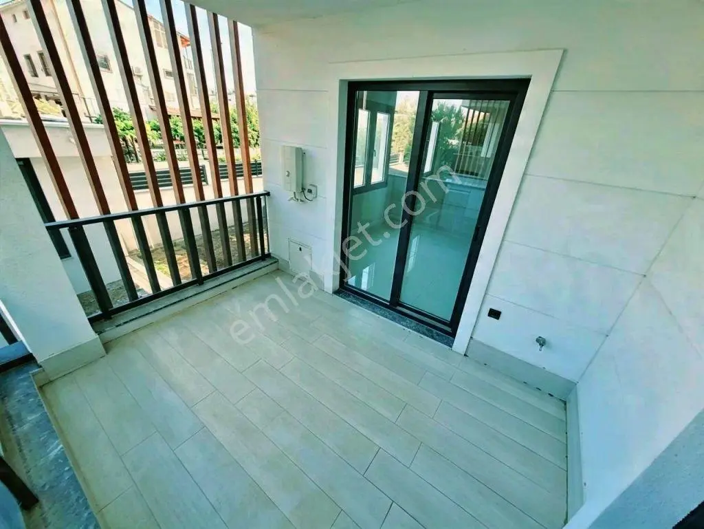 Uytundan Akçay-güre Arasında Havuzlu Ultralüks Sitede 1+1 Daire — fotoğraf 9