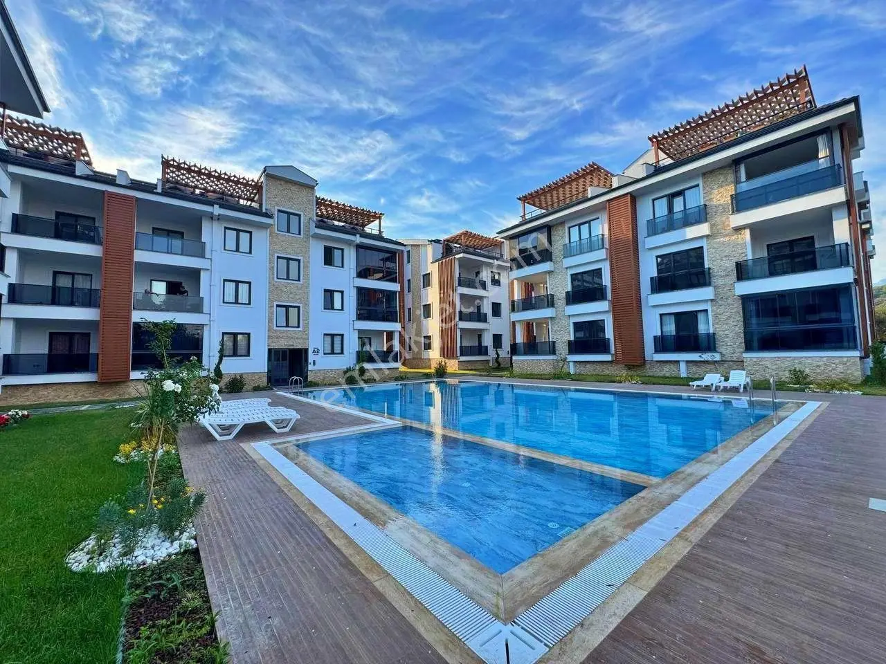 Uytundan Akçay-güre Arasında Havuzlu Ultralüks Sitede 1+1 Daire — fotoğraf 10