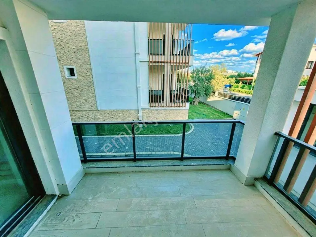 Uytundan Akçay-güre Arasında Havuzlu Ultralüks Sitede 1+1 Daire — fotoğraf 22