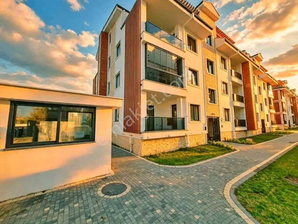 Uytundan Akçay-güre Arasında Havuzlu Ultralüks Sitede 1+1 Daire — fotoğraf 35