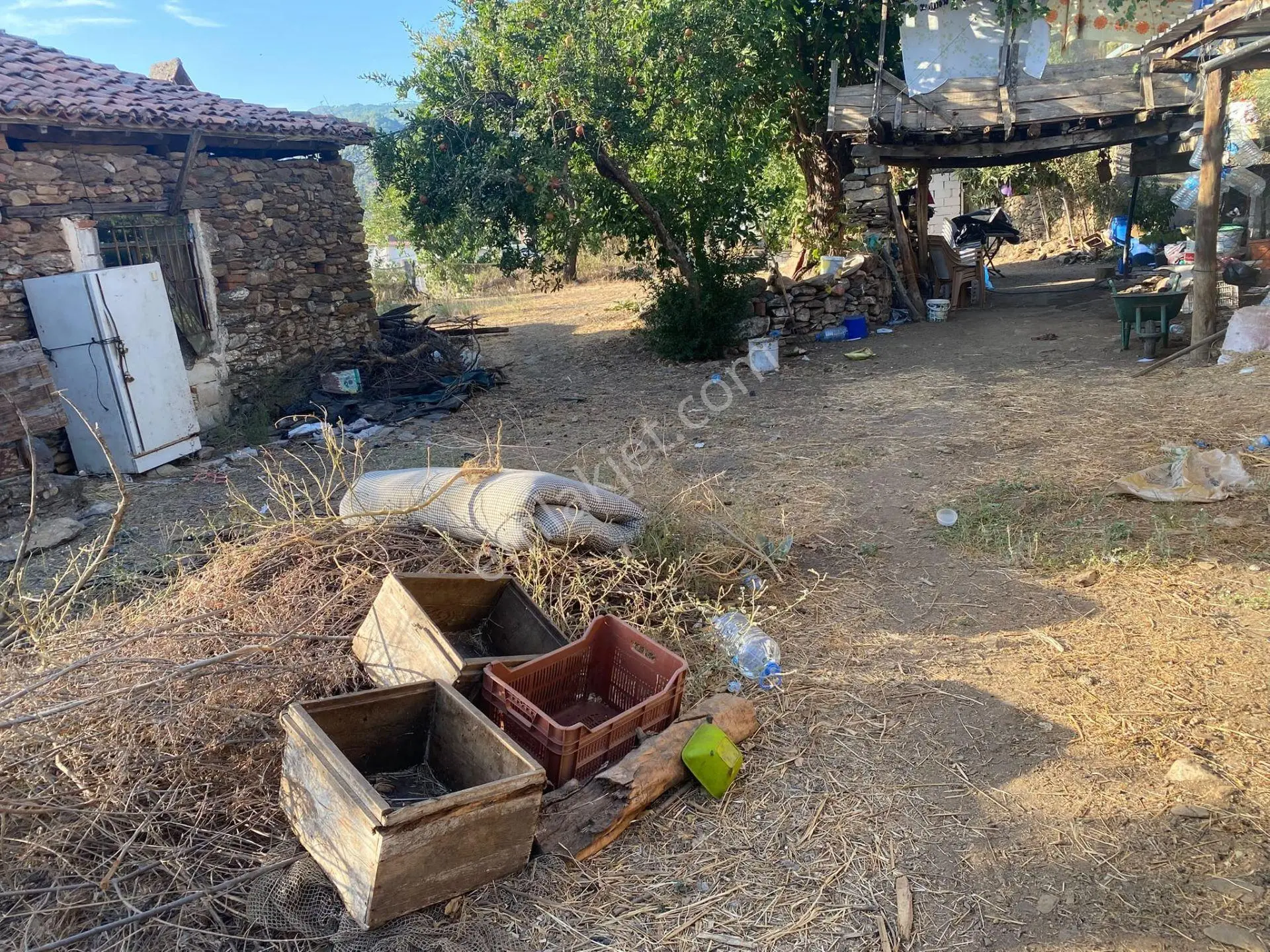Muğla Milas Karşıyaka Mah. İçinde Kagir Evi Bulunan Satılık Müstakil Bahçeli Ev — fotoğraf 3