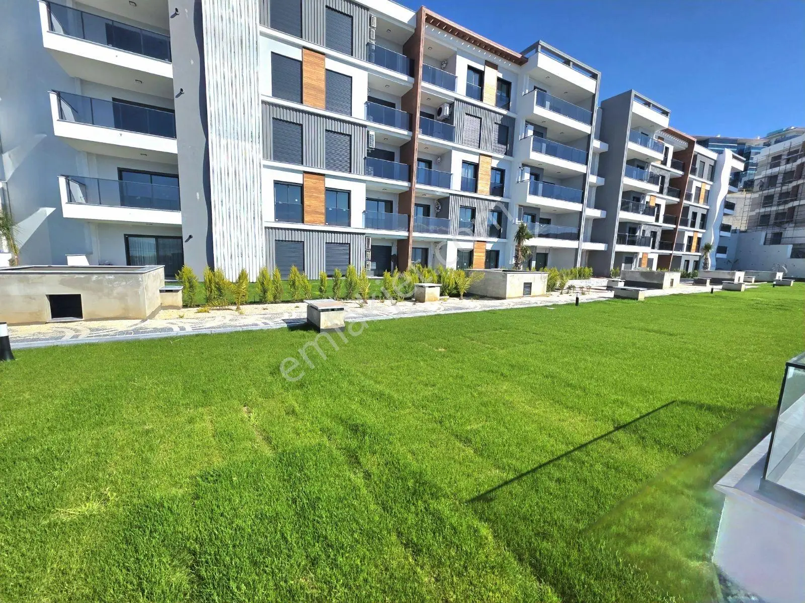 Kuşadasında Deniz Manzaralı 3+1 Kapalı Mutfaklı Daireler