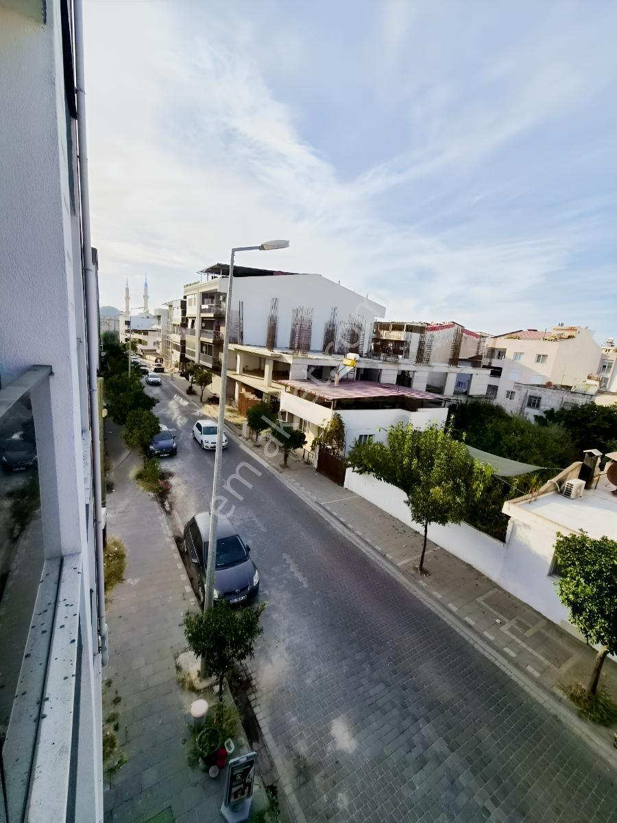 Kuşadası Davutlar Merkezde Cadde Üzeri Satılık.2+1 Ara Kat Daire