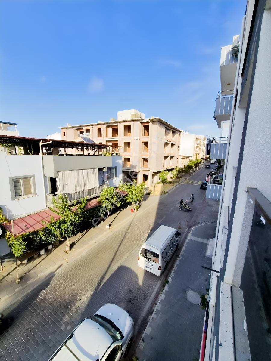 Kuşadası Davutlar Merkezde Cadde Üzeri Satılık.2+1 Ara Kat Daire — fotoğraf 2