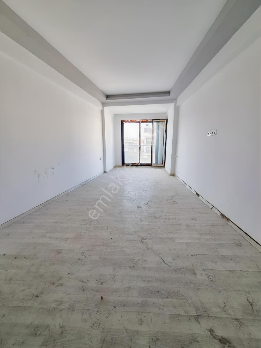 Kuşadası Davutlar Merkezde Cadde Üzeri Satılık.2+1 Ara Kat Daire — fotoğraf 4