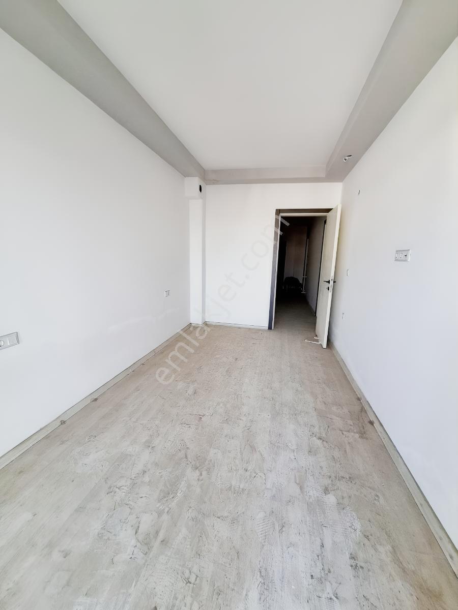 Kuşadası Davutlar Merkezde Cadde Üzeri Satılık.2+1 Ara Kat Daire — fotoğraf 5