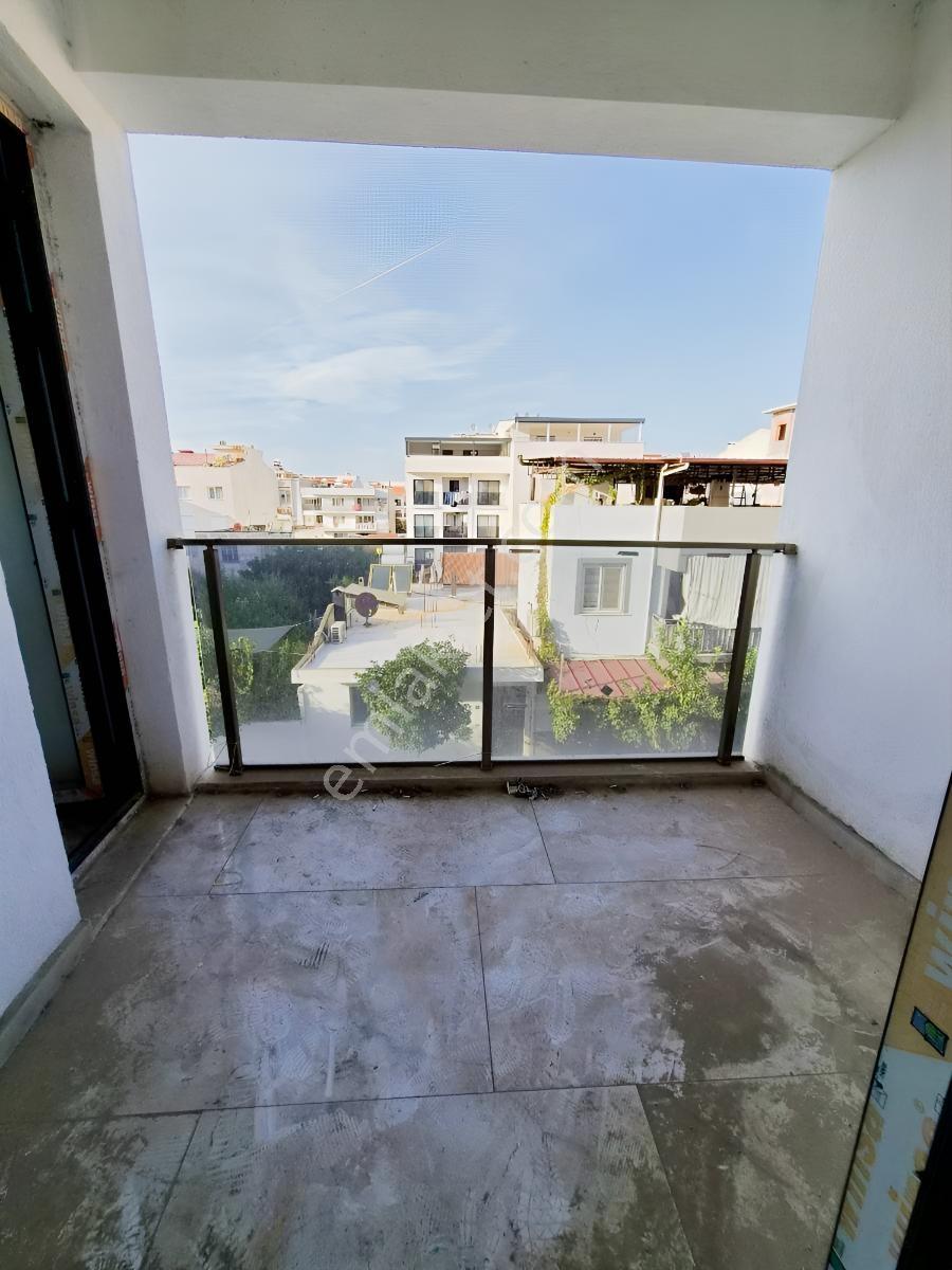 Kuşadası Davutlar Merkezde Cadde Üzeri Satılık.2+1 Ara Kat Daire — fotoğraf 6