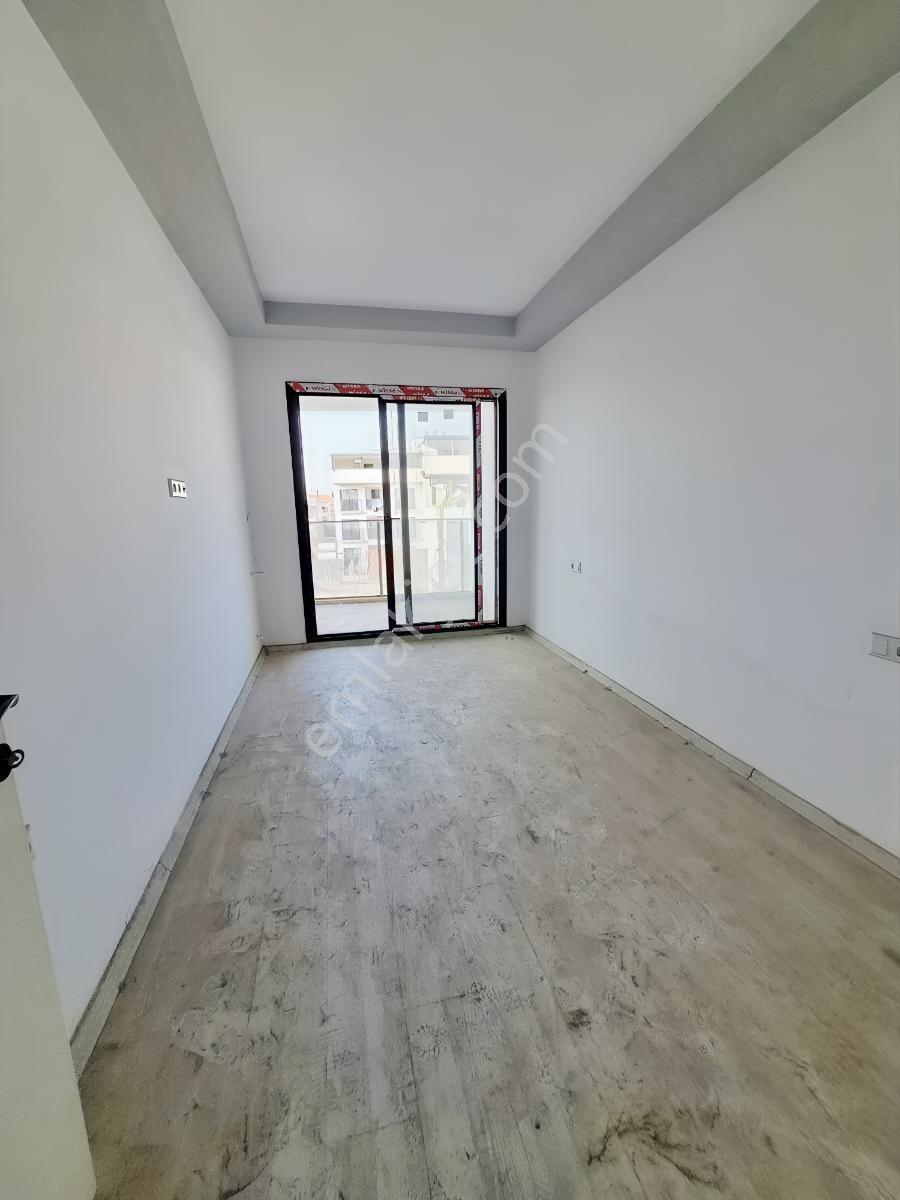 Kuşadası Davutlar Merkezde Cadde Üzeri Satılık.2+1 Ara Kat Daire — fotoğraf 8