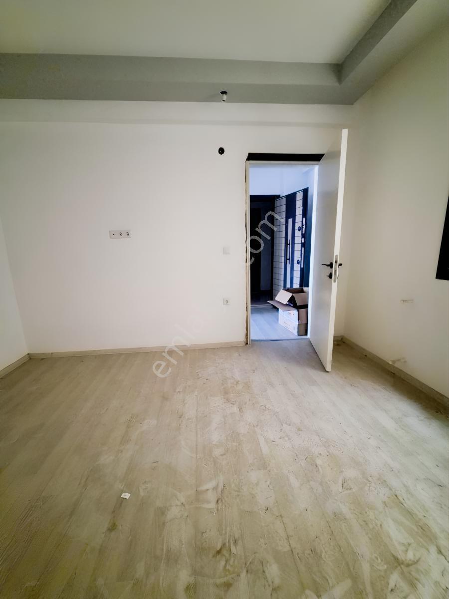 Kuşadası Davutlar Merkezde Cadde Üzeri Satılık.2+1 Ara Kat Daire — fotoğraf 11