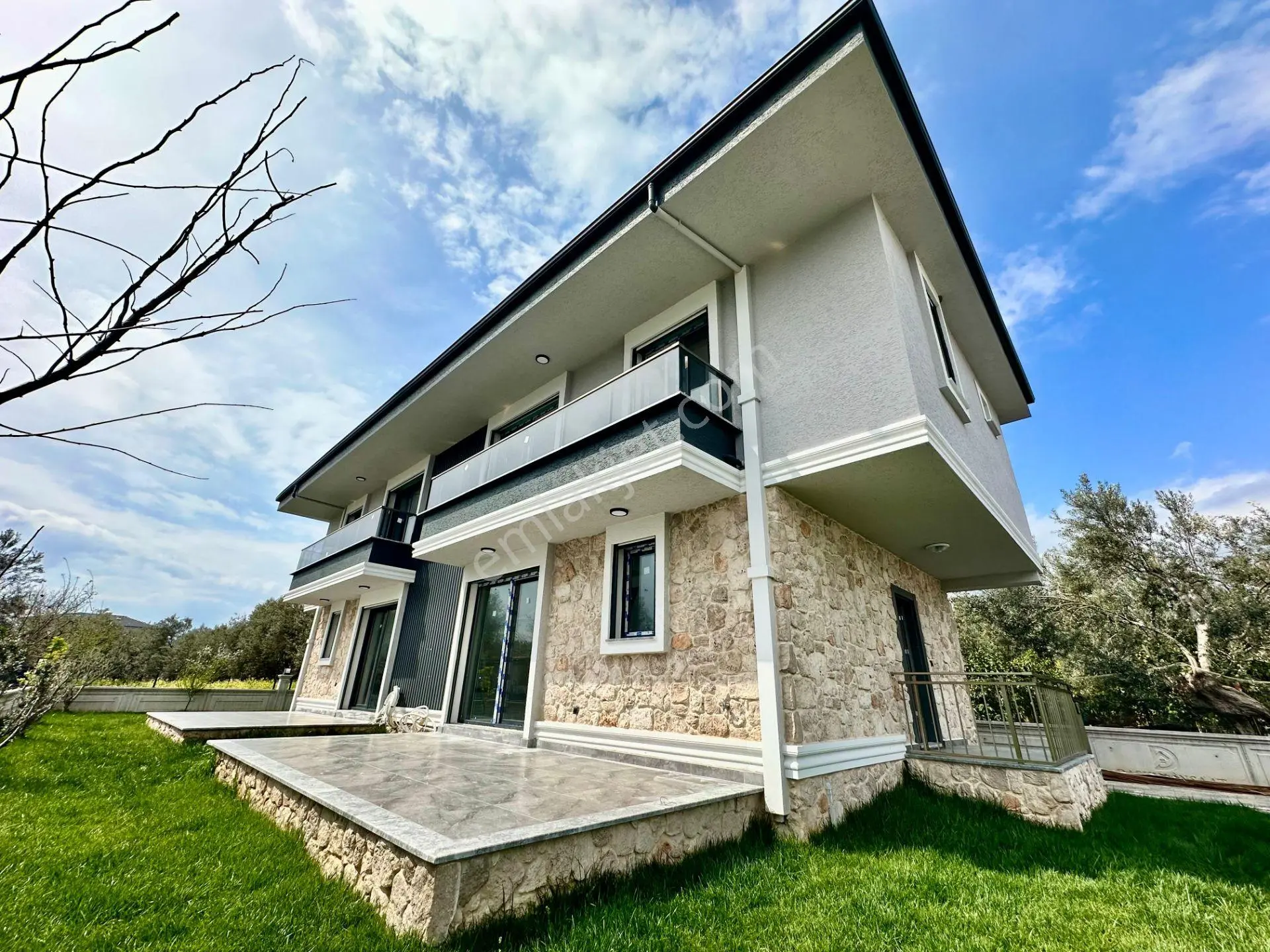 ꧁Ay Emlaktan꧂Denize Sadece 50 Mt Yüzme Havuzlu Geniş Bahçeli Satılık 3+1 Villa