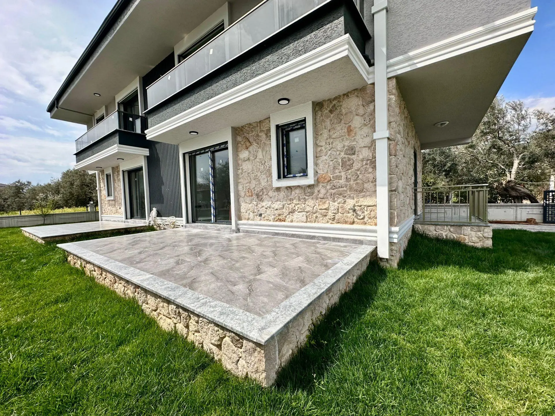 ꧁ay Emlaktan꧂denize Sadece 50 Mt Yüzme Havuzlu Geniş Bahçeli Satılık 3+1 Villa — fotoğraf 2