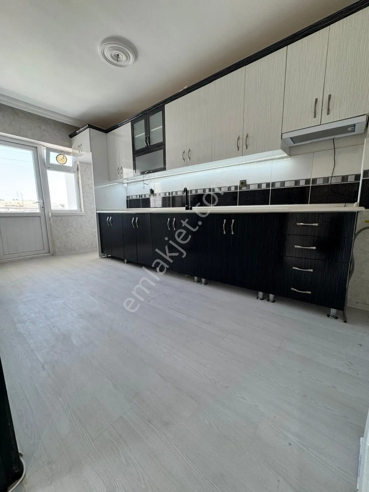 Çatkapıdan Malazgirt Mh Ful Yapılı Ara Katta Köşe Başı 9 Yıllık Fırsat 3+1 Daire — fotoğraf 4