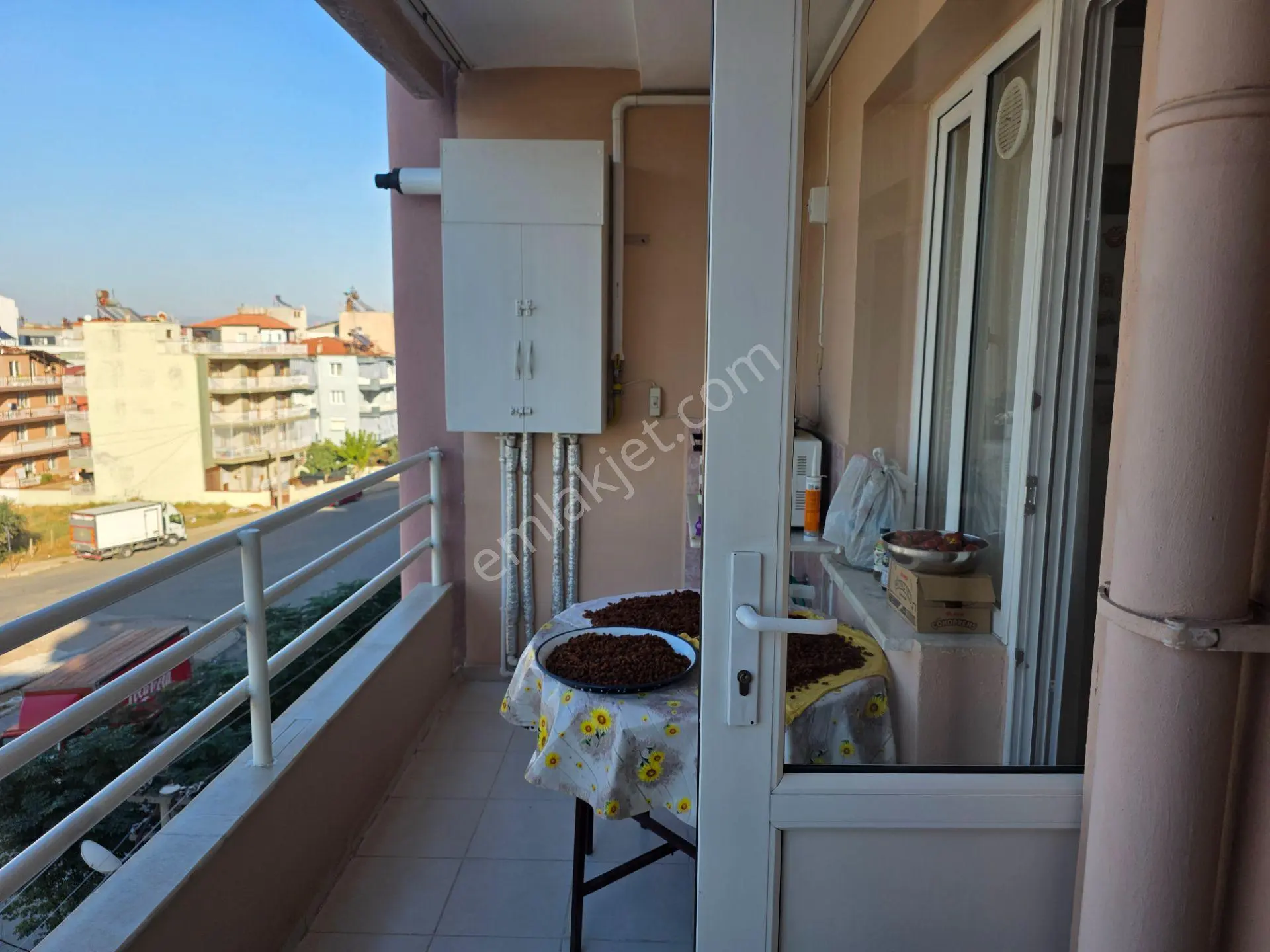 Salihli Cumhuriyet Mahallesi Satılık Geniş 3+1 Daire — fotoğraf 3
