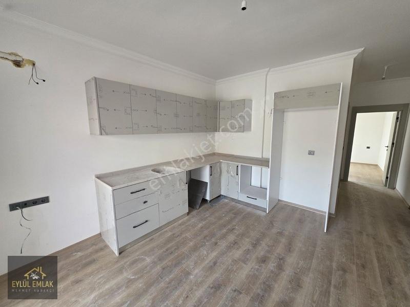 Mumcularda Satılık 1+1 Orta Kat Daire — fotoğraf 2