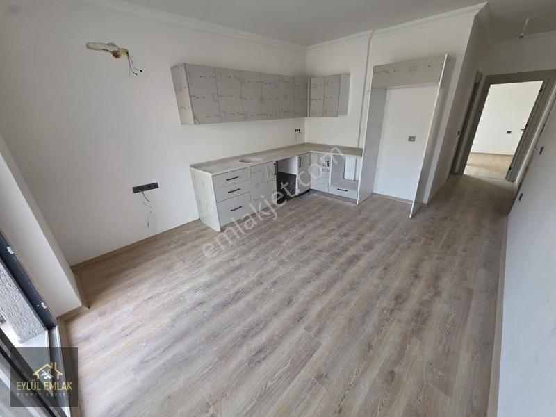 Mumcularda Satılık 1+1 Orta Kat Daire — fotoğraf 3