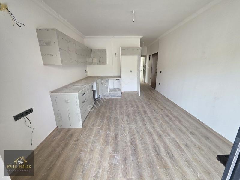 Mumcularda Satılık 1+1 Orta Kat Daire — fotoğraf 5
