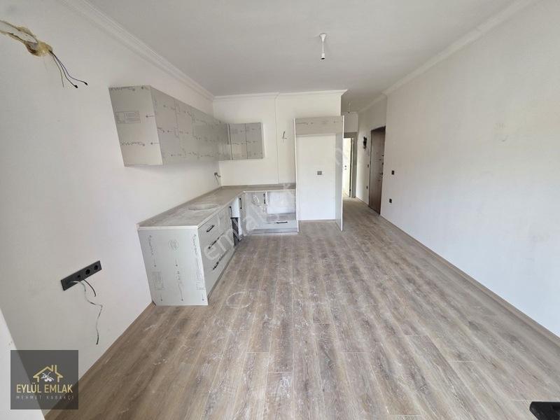 Mumcularda Satılık 1+1 Orta Kat Daire — fotoğraf 7