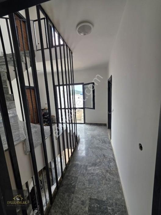 Mumcularda Satılık 1+1 Orta Kat Daire — fotoğraf 18