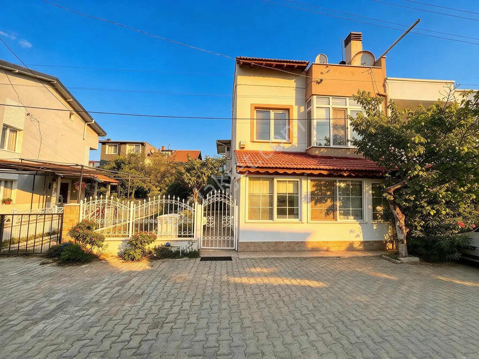 Urla Atatürk Mahallesinde Denize Yakın Geniş 4+1 Villa