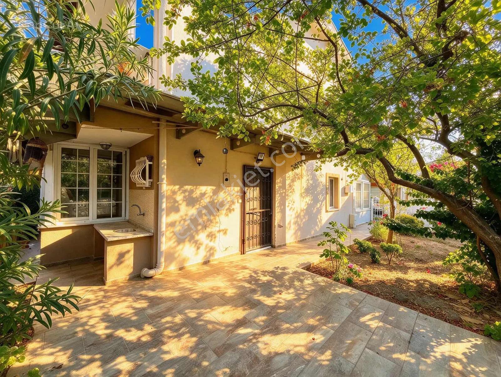 Urla Atatürk Mahallesinde Denize Yakın Geniş 4+1 Villa — fotoğraf 2