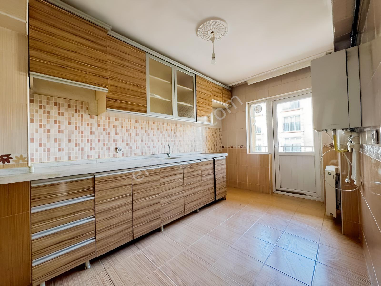 Malazgirt Mah. 3+1 Bağımsız Katta Cadde Üzeri Asansörlü Daire — fotoğraf 3